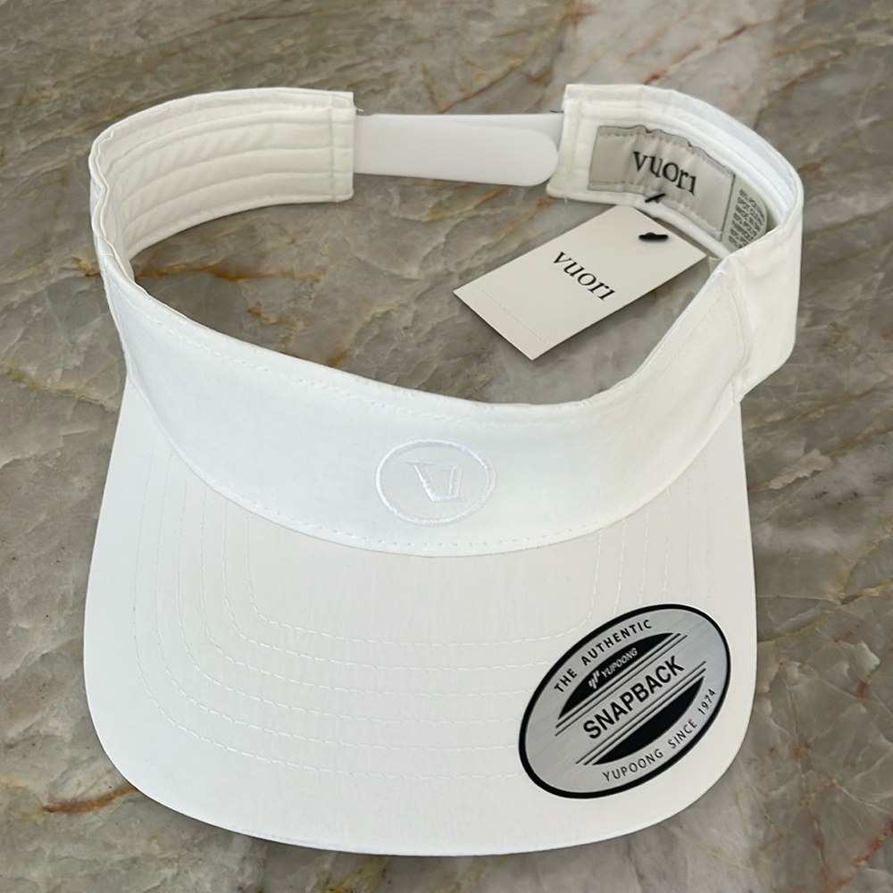 NWT Vuori women’s tennis or golf white visor snap back one size